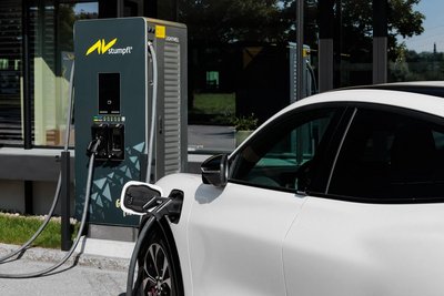 E-Ladelösung Parkplatz Firma Strumpfl